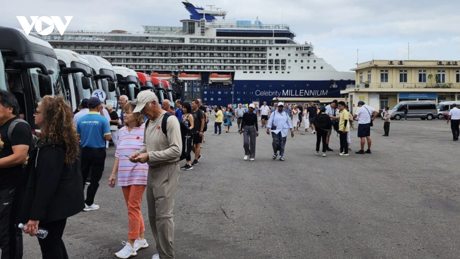 Luxury cruise ship brings over 3,000 tourists to Thua Thien Hue